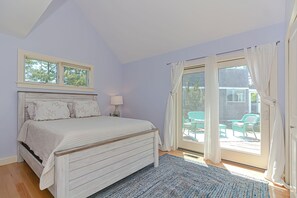 2 bedrooms, desk, iron/ironing board, WiFi