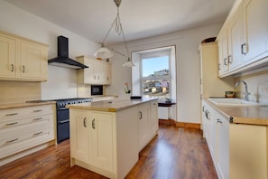 Microwave, oven, dishwasher, toaster - 3 Bed in Dartmouth (oc-bc21) (Dartmouth)