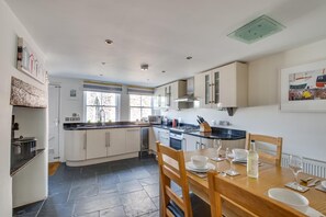 Microondas, horno, lavavajillas y periquera 