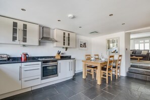 Micro-ondes, four, lave-vaisselle, chaise haute