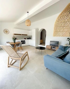 Televisie, een tafeltennistafel en boeken