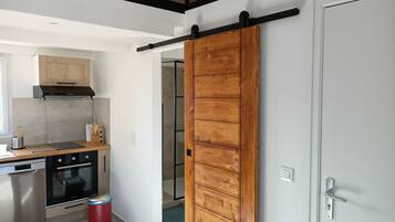 Køleskab, mikrobølgeovn, ovn, kogeplade