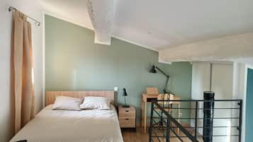 1 chambre, bureau, fer et planche Ă  repasser, draps fournis