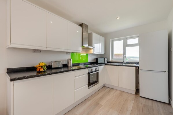 Microwave, oven, highchair, cookware/dishes/utensils - 3 Bed in Georgeham (oc-seashe) (Georgeham)