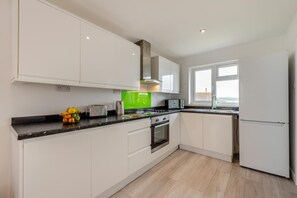 Microwave, oven, high chair, cookware/dishes/utensils - 3 Bed in Georgeham (oc-seashe) (Georgeham)