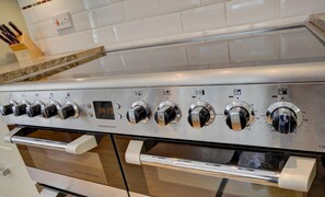 Micro-ondes, four, lave-vaisselle, grille-pain