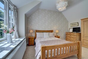4 chambres, fer et planche à repasser, lit de bébé portatif