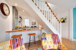 Televisión, chimenea y reproductor de DVD 