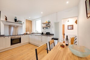 Mikrobølgeovn, ovn, oppvaskmaskin og kjøkkenutstyr