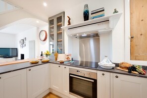 Mikrobølgeovn, ovn, oppvaskmaskin og kjøkkenutstyr