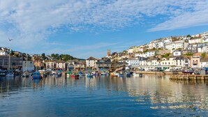 Un port avec des bateaux, des bâtiments et une église.