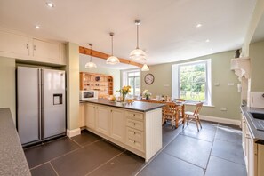 Microwave, oven, dishwasher, high chair - 7 Bed in Kingsbridge (oc-bc2187) (Slapton)