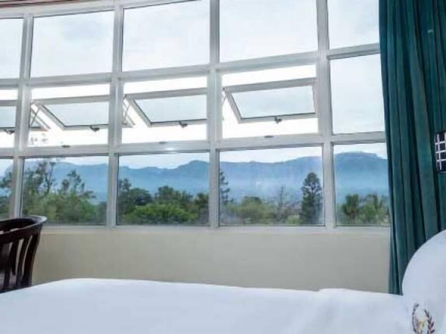 Caja de seguridad en la habitación, muebles diferentes y escritorio