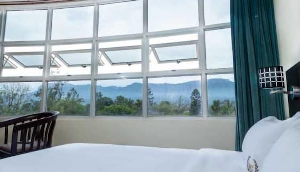 Caja de seguridad en la habitación, muebles diferentes y escritorio