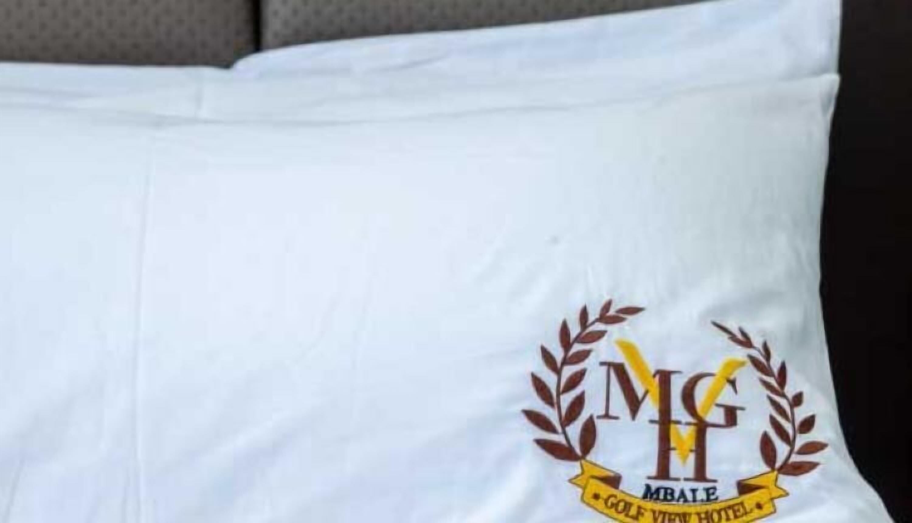 Caja de seguridad en la habitación, muebles diferentes y escritorio 