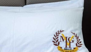 Caja de seguridad en la habitación, muebles diferentes y escritorio