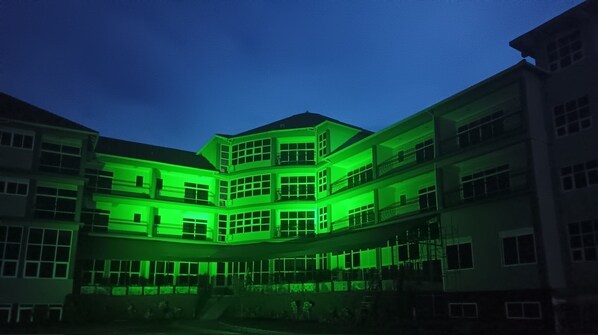 Un edificio de varios pisos con techo plano y ventanas amplias.