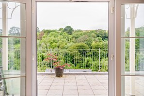A balcony with a view of a lush green landscape. - 2 Bed in Kingswear (oc-bc129) (Waterhead)