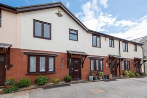 Exterior - 3 Bed in Torquay (oc-h28551) (Torquay)