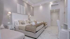 خزنة داخل الغرفة ومكتب ومساحة عمل للكمبيوتر المحمول وستائر تعتيم