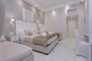 Caja de seguridad en la habitación y escritorio