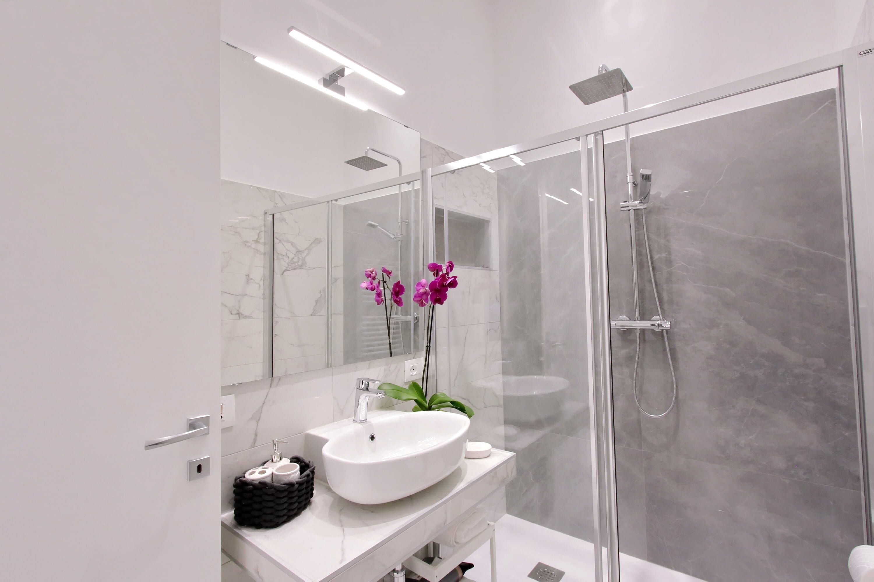 Quarto quádruplo superior | Banheiro | Chuveiro, bidê, sabonete, shampoo