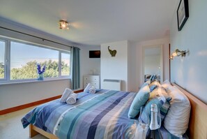 4 bedrooms, iron/ironing board, free WiFi, bed sheets