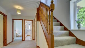 A staircase with wooden balusters and carpeted steps leading to a landing. - 4 Bed in Croyde (oc-sundow) (Croyde)