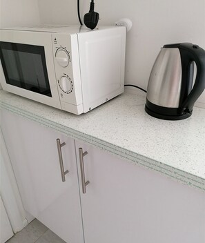 Fridge, microwave, toaster, highchair - Impeccable 1-bed Studio in Plymouth (Plymouth)