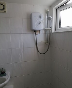 Shower, towels - Impeccable 1-bed Studio in Plymouth (Plymouth)