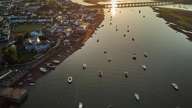 A coastal town with a marina filled with boats, a bridge in the background, and houses along the shore. - 2 Bed in Shaldon (oc-stchco) (Shaldon)