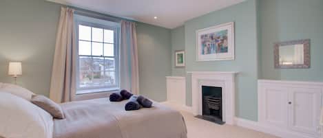 4 bedrooms, iron/ironing board, free WiFi, bed sheets