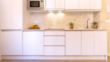 Een koelkast, een magnetron, een vaatwasser