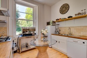 Microwave, oven, dishwasher, highchair - 7 Bed in Torquay (oc-rutwel) (Torquay)