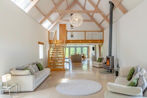 TV, fireplace - 4 Bed in Drewsteignton (oc-bc2408) (Drewsteignton)