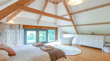 4 bedrooms, iron/ironing board, travel crib, WiFi (free)