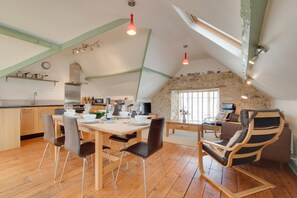 Microwave, oven, dishwasher, highchair - 3 Bed in Beer (oc-jbgall) (Beer)