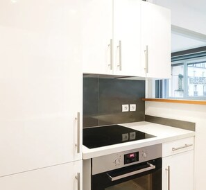 冷蔵庫、電子レンジ、オーブン、コンロ