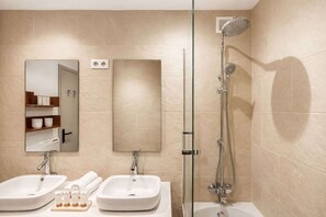 Douche, séchoir à cheveux, serviettes fournies