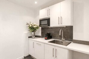 Fridge, microwave, oven, stovetop - Eiffel Tower - family flat with elevator access (Paris)