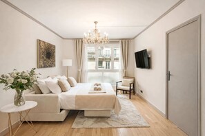2 bedrooms, iron/ironing board, WiFi, bed sheets - Eiffel Tower - family flat with elevator access (Paris)