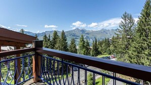 A balcony with a view of a mountainous landscape, a parking area with cars, and a wooden structure. - 50m from ski slopes, 3rd floor, tv, ski locker, 35m², Les Arcs (Les Arcs)