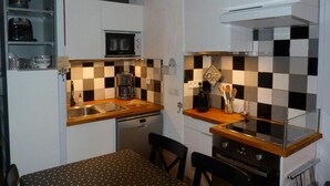 A compact kitchen with a microwave, coffee maker, and a small dining table. - 50m from ski slopes, 3rd floor, tv, ski locker, 35m², Les Arcs (Les Arcs)