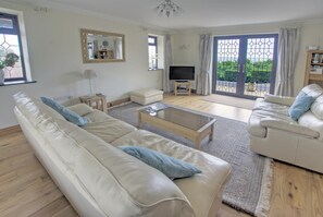 TV - 2 Bed in Seaton (oc-mbhol) (Seaton)