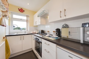 Microwave, oven, cookware/dishes/utensils, freezer