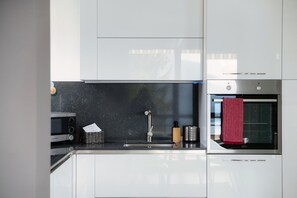 Deluxe Διαμέρισμα | Ιδιωτική κουζίνα | Ψυγείο κανονικού μεγέθους, φούρνος μικροκυμάτων, φούρνος