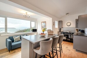 Mikroaaltouuni, uuni, astianpesukone, leivänpaahdin