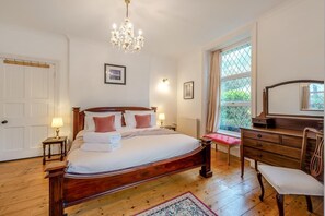 5 bedrooms, iron/ironing board, free WiFi, bed sheets