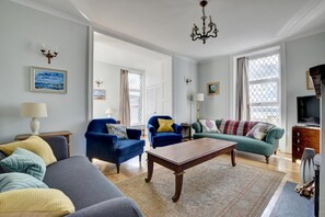 Una televisión, una chimenea, un reproductor de DVD