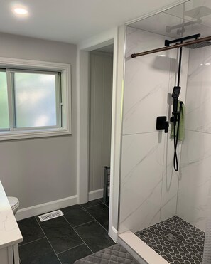 Dusche, Haartrockner, Toilettenpapier